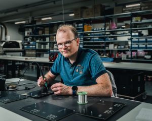 Lachende medewerker Jolron aan bureau