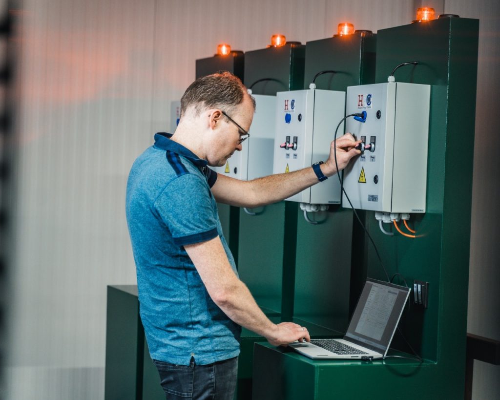 Checken van industriële besturingskasten medewerker Jolron