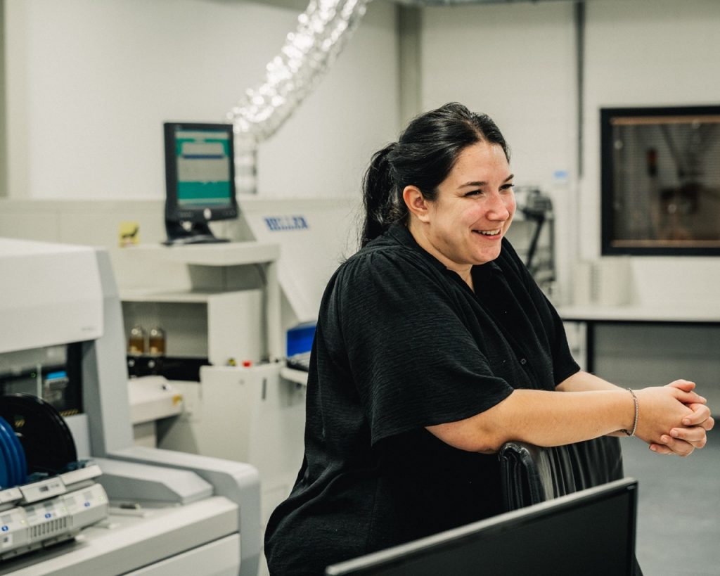 Lachende Jolron medewerker