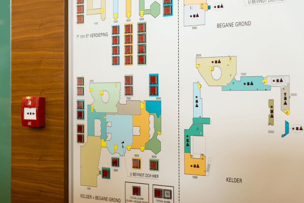 Plattegrond met brandmeld- en ontruimingspunten.